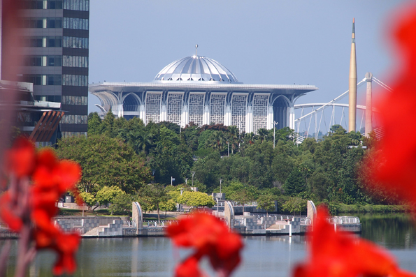 アイアンモスク(Iron Mosque／Masjid Tuanku Mizan Zainal Abidin / Masjid Besi)