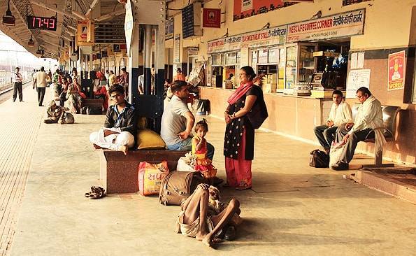 インド旅行記【長距離電車の駅ホームはカオス】良いクラスを選べば移動は問題無し!?