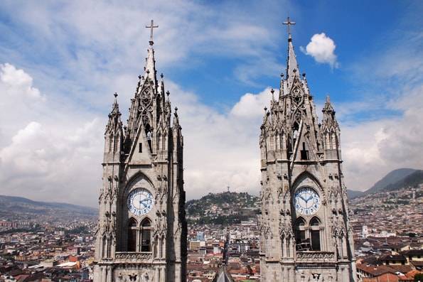 エクアドル・キトの「バシリカ （Basílíca del Voto Nacíonal） 教会」