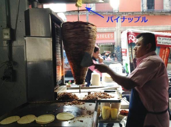 メキシコ料理のタコスの中に入れるパストールとパイナップル